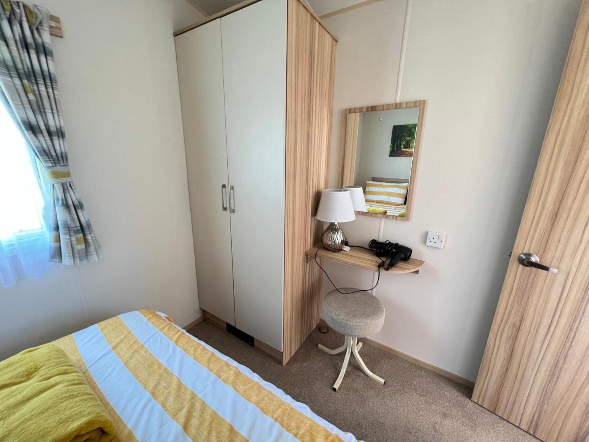 Mallard Corner, Cosy Cotswold Lakeview Lodge Саут-Керни Экстерьер фото