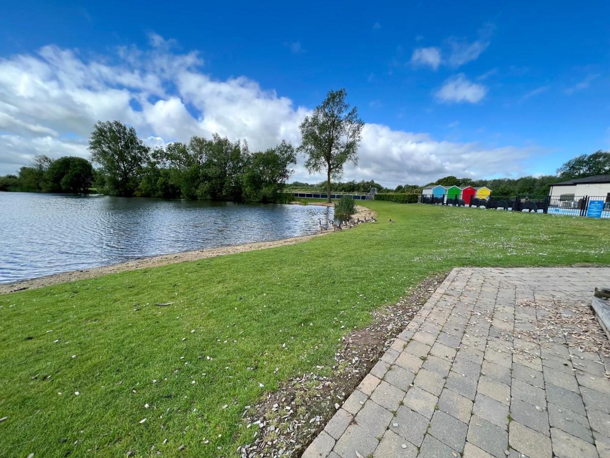 Mallard Corner, Cosy Cotswold Lakeview Lodge Саут-Керни Экстерьер фото