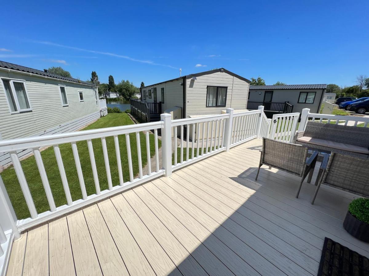 Mallard Corner, Cosy Cotswold Lakeview Lodge Саут-Керни Экстерьер фото