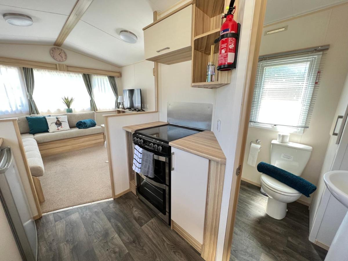 Mallard Corner, Cosy Cotswold Lakeview Lodge Саут-Керни Экстерьер фото