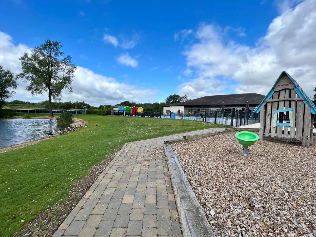 Mallard Corner, Cosy Cotswold Lakeview Lodge Саут-Керни Экстерьер фото