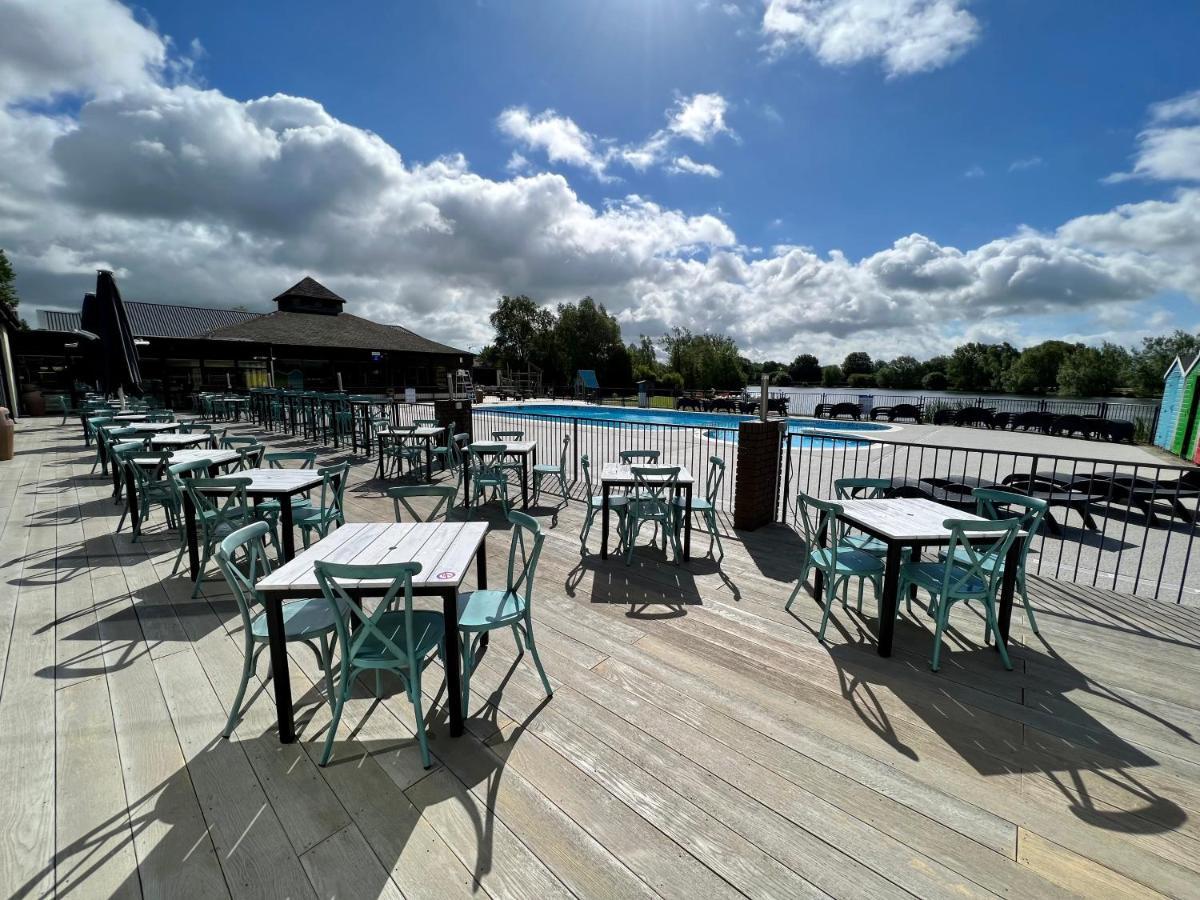 Mallard Corner, Cosy Cotswold Lakeview Lodge Саут-Керни Экстерьер фото