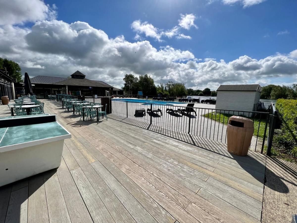 Mallard Corner, Cosy Cotswold Lakeview Lodge Саут-Керни Экстерьер фото