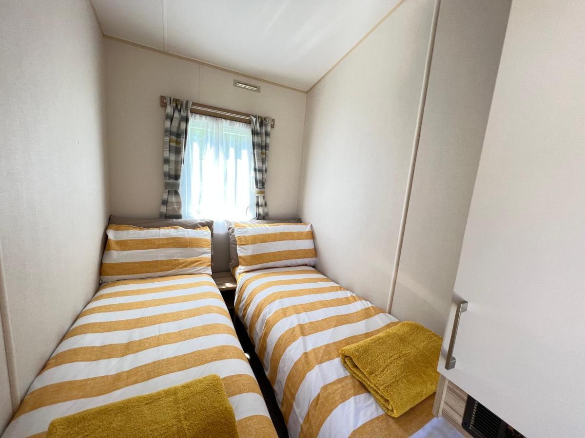 Mallard Corner, Cosy Cotswold Lakeview Lodge Саут-Керни Экстерьер фото