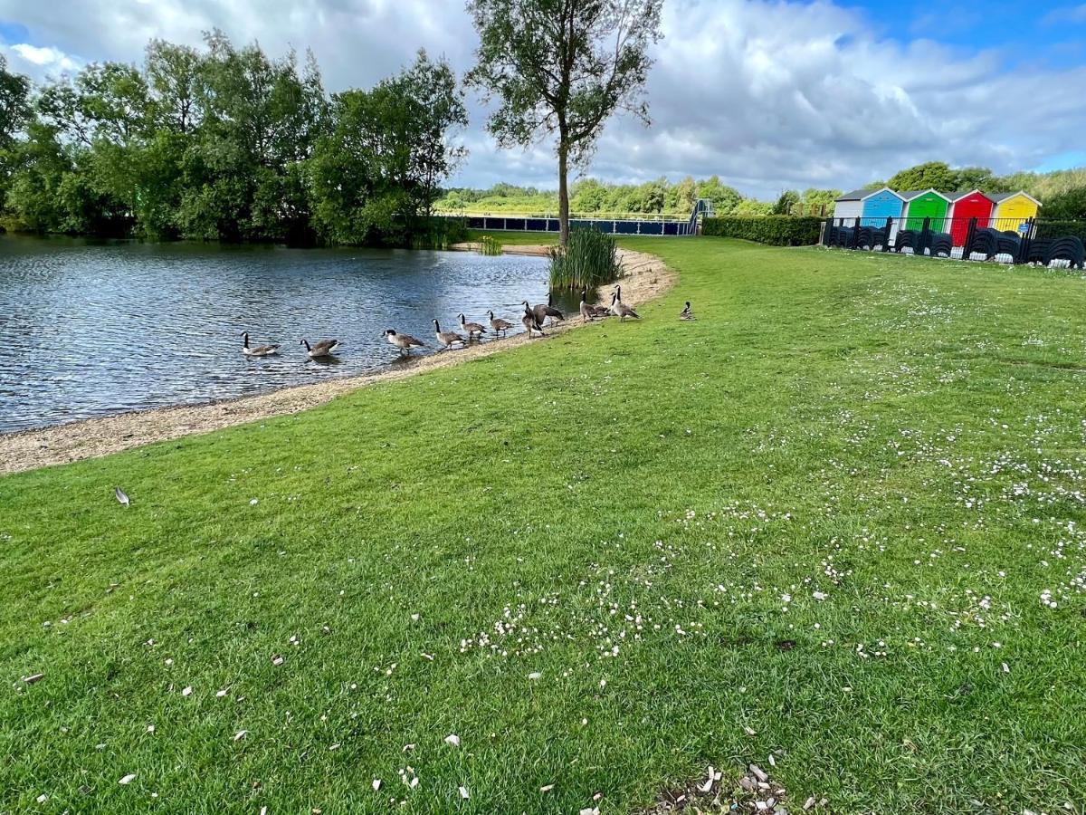 Mallard Corner, Cosy Cotswold Lakeview Lodge Саут-Керни Экстерьер фото